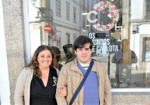 Nathalie Budiño e Jonathan Barral diante da libraría Os Mundos De Carlota
